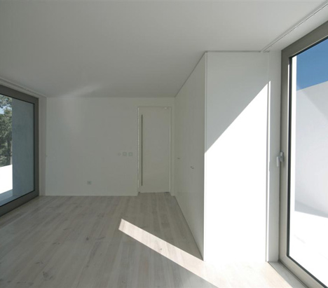 House in Meco by Jorge Mealha Arquitecto