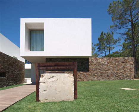 House in Meco by Jorge Mealha Arquitecto