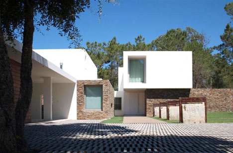 House in Meco by Jorge Mealha Arquitecto