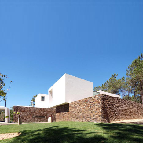 House in Meco by Jorge Mealha Arquitecto