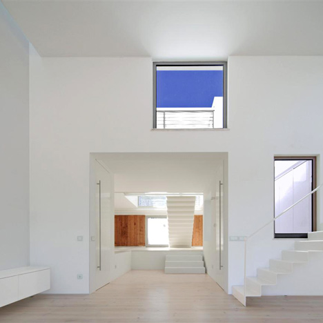 House in Meco by Jorge Mealha Arquitecto